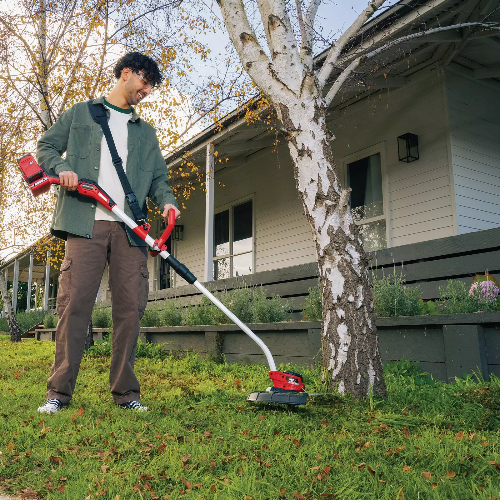 ozito-cordless-lawn-trimmer-3001366-example_usage-101