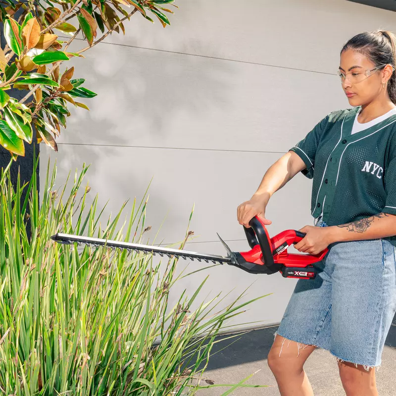 Ozito Cordless Hedge Trimmer PXCHTS-018
