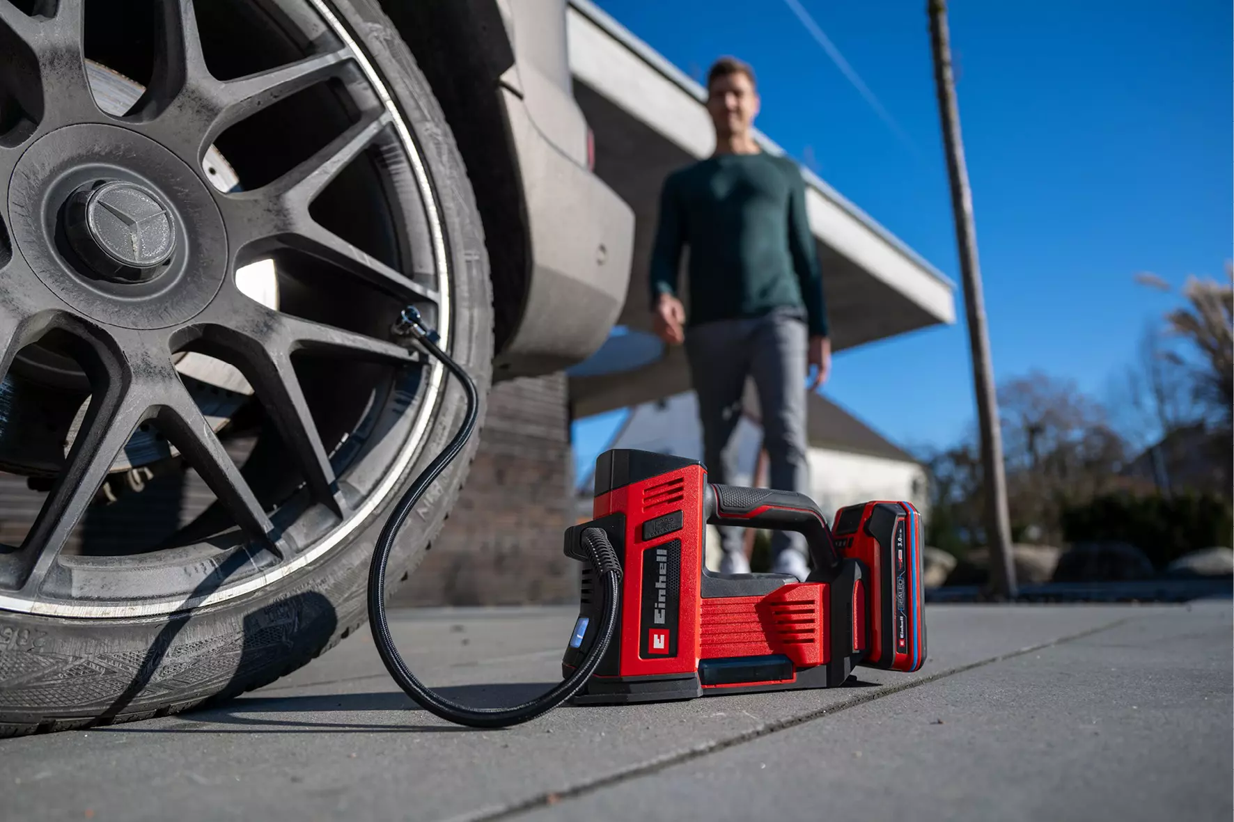 einhell-car-expert-cordless-car-air-compressor-2071025-example_usage-001