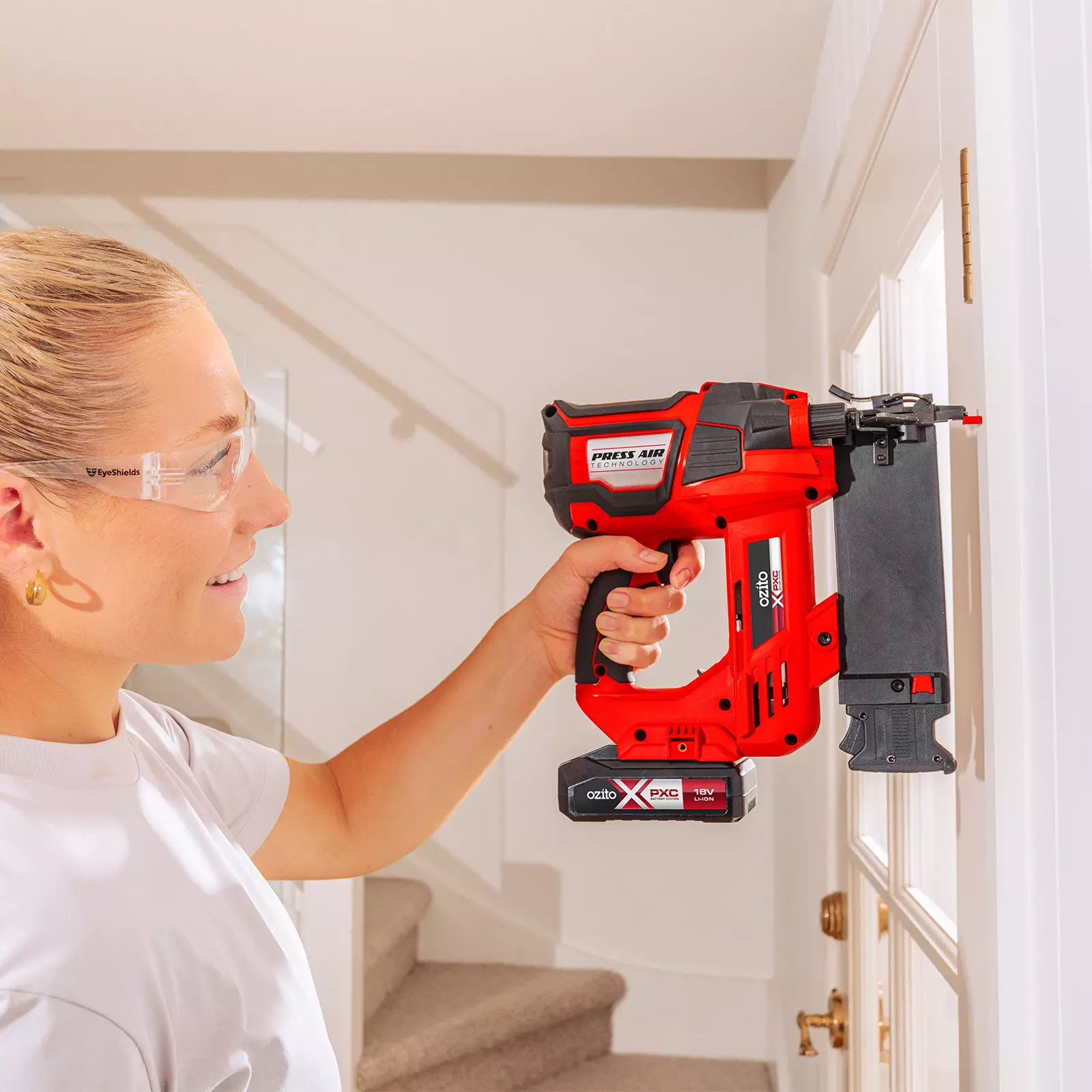 ozito-cordless-nailer-3000985-example_usage-101