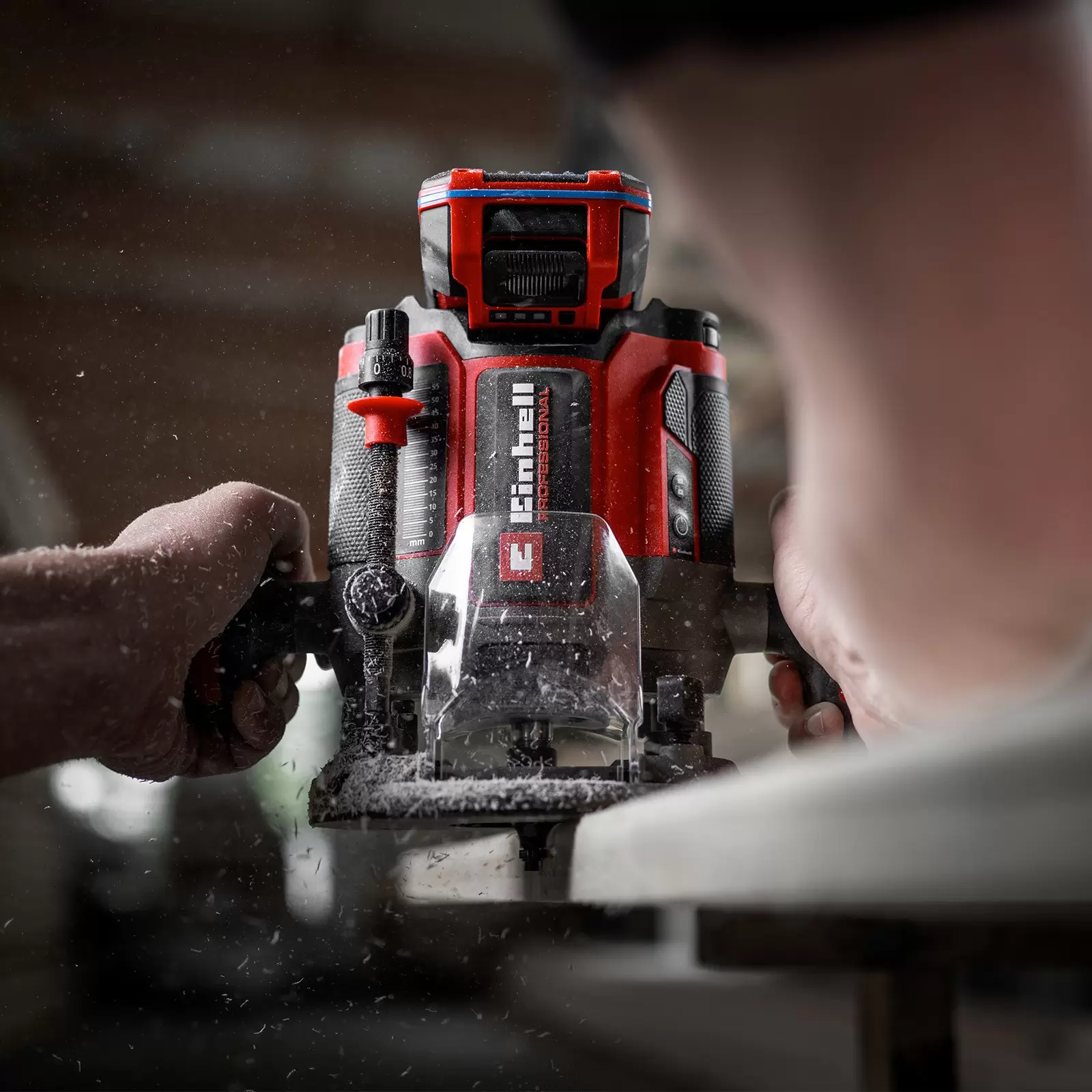 einhell-professional-cordless-router-3001422-example_usage-001