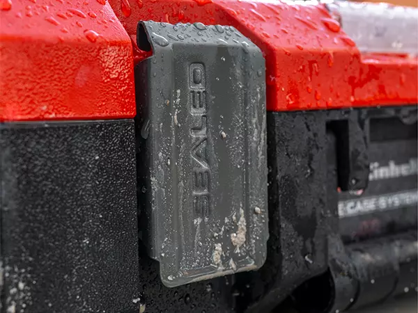 Robust locking clips