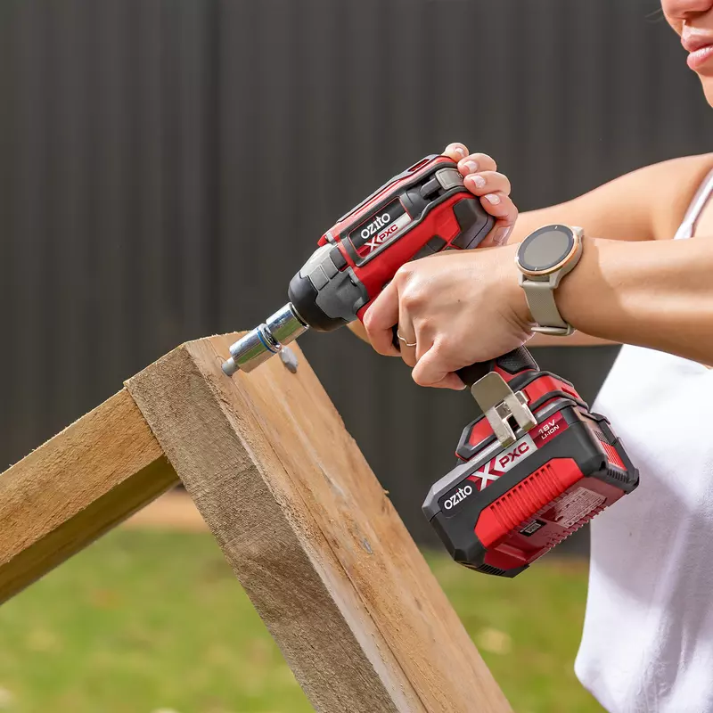 ozito-cordless-impact-wrench-3001171-example_usage-102
