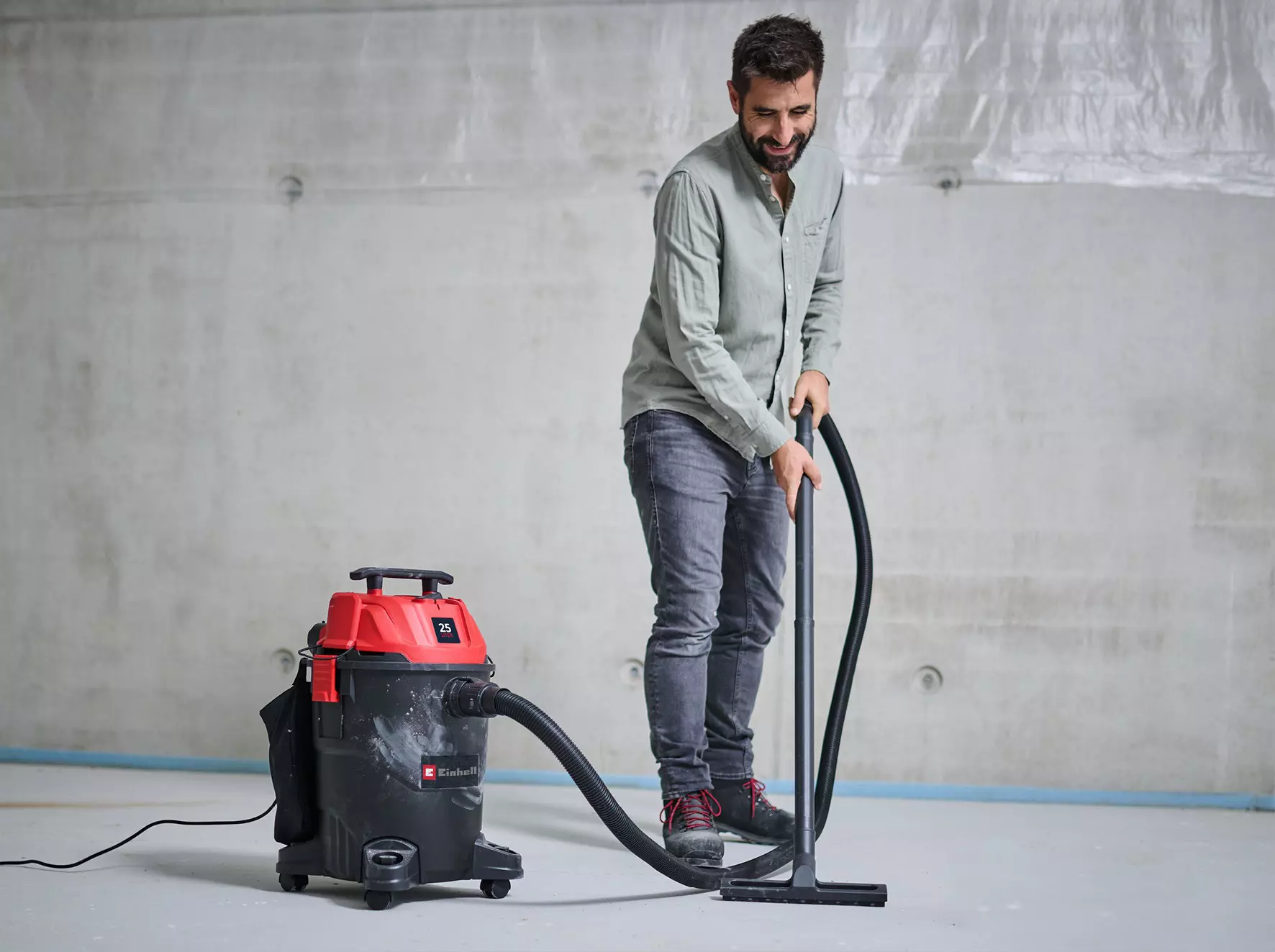 einhell-classic-wet-dry-vacuum-cleaner-elect-2347420-example_usage-001