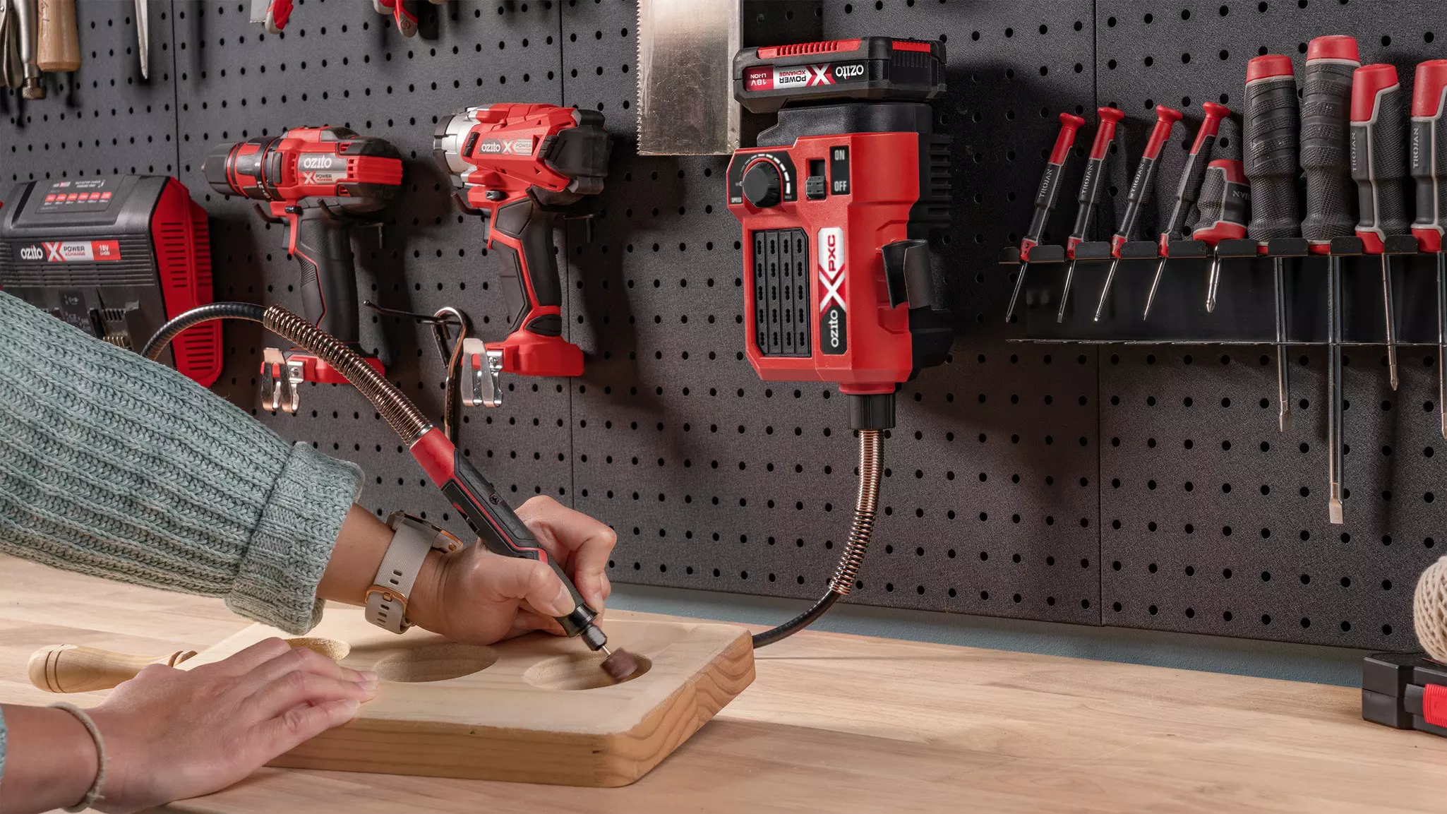 ozito-cordless-grinding-engraving-tool-3000864-example_usage-105