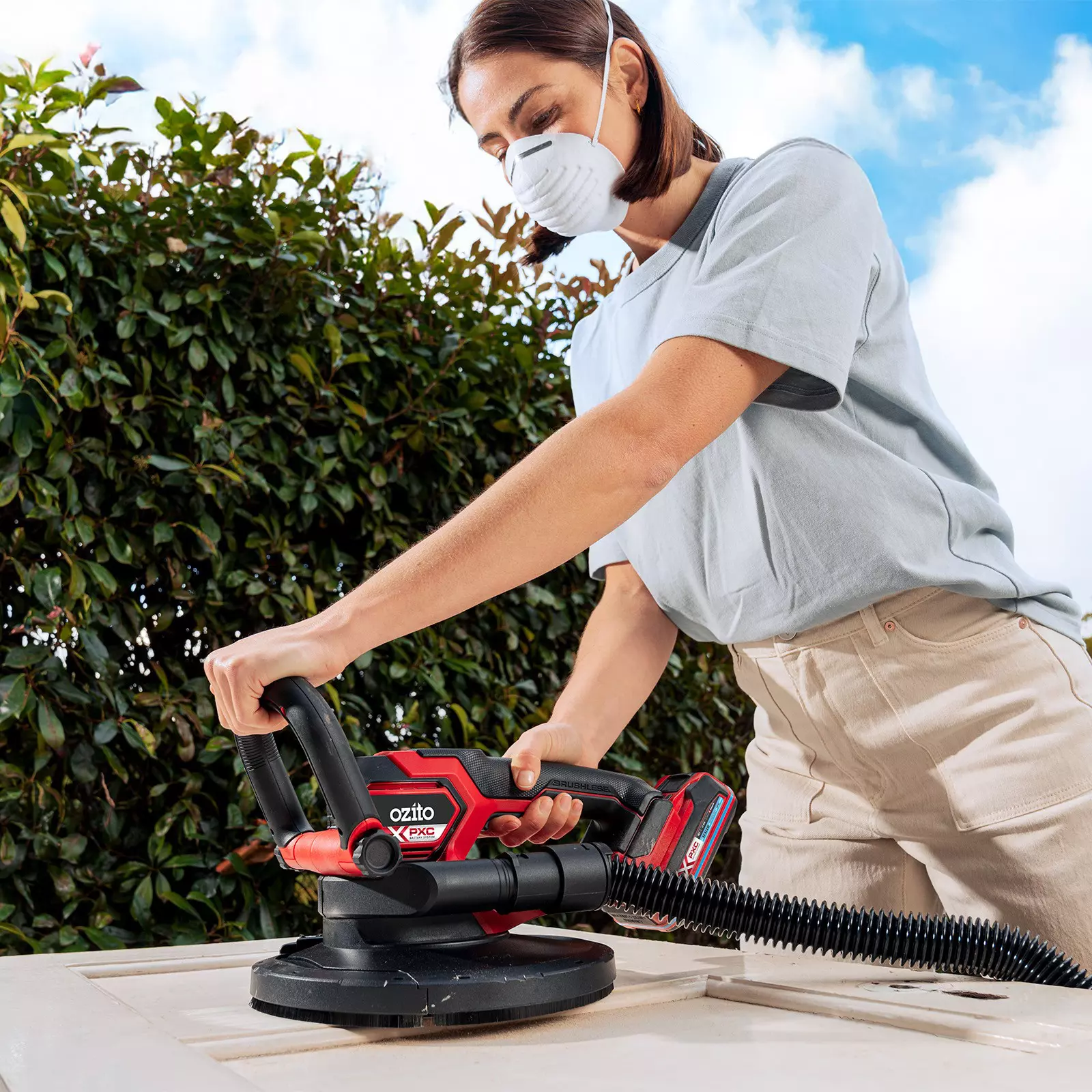 ozito-cordless-drywall-polisher-3001065-example_usage-103