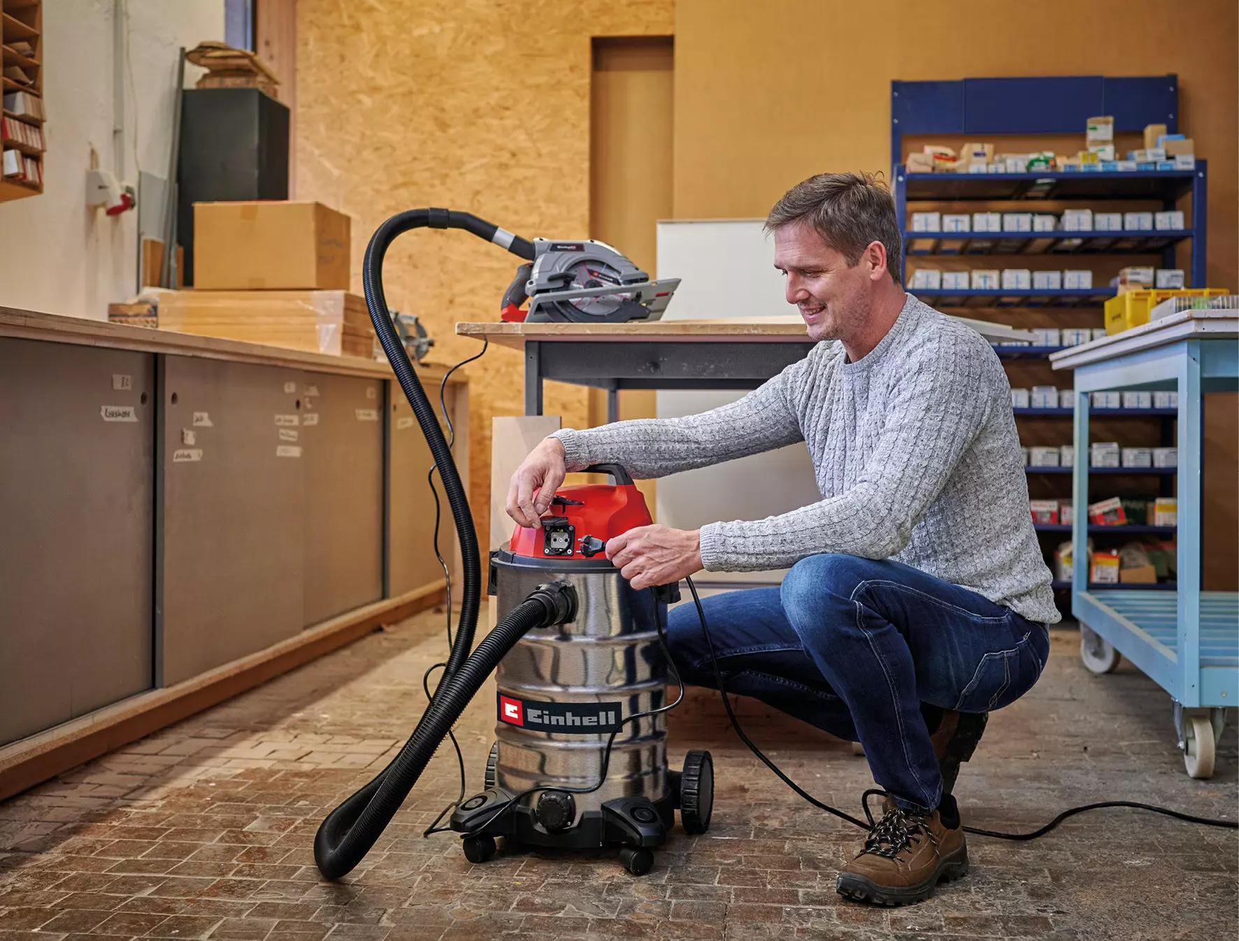 einhell-classic-wet-dry-vacuum-cleaner-2342250-example_usage-001
