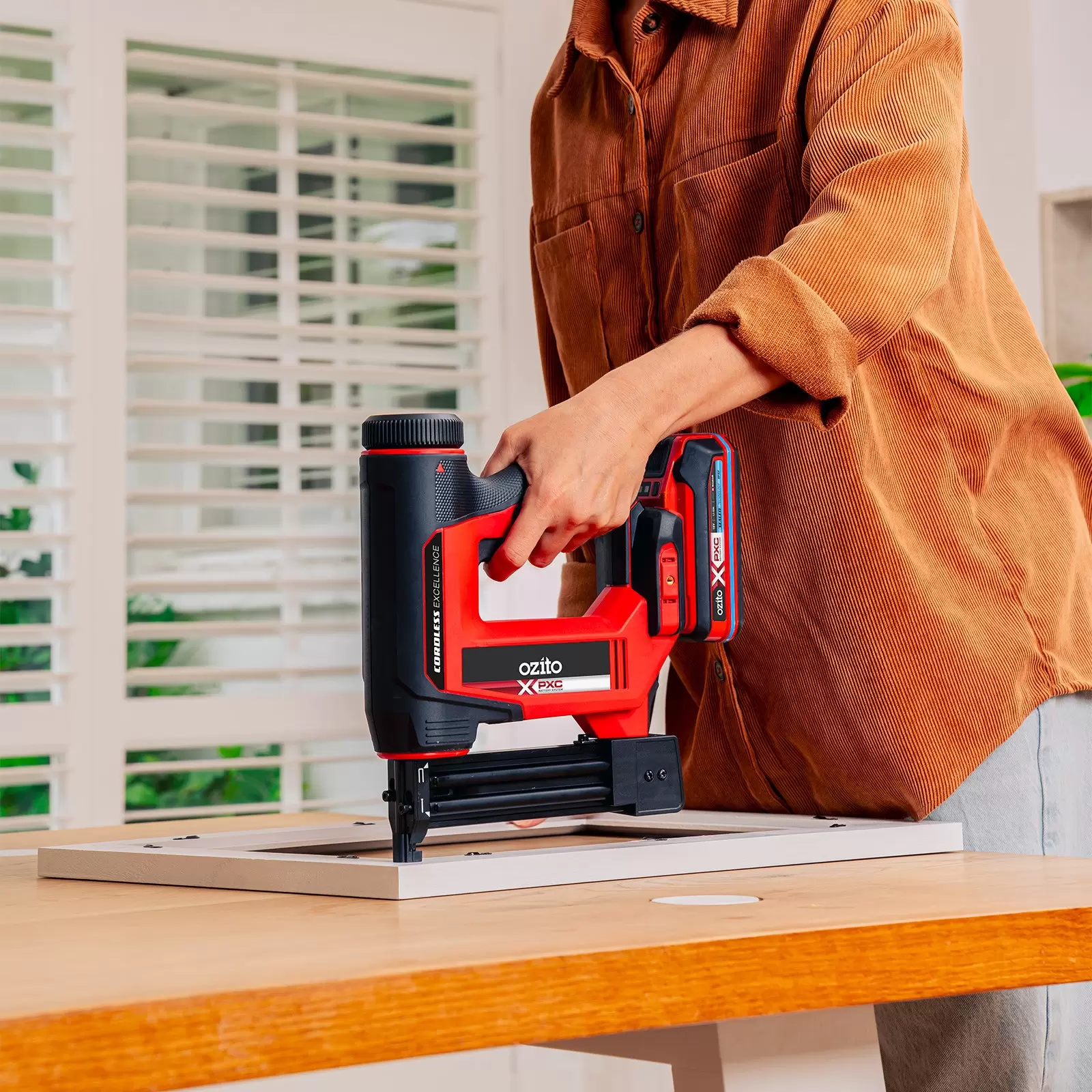 ozito-cordless-nailer-3001377-example_usage-103