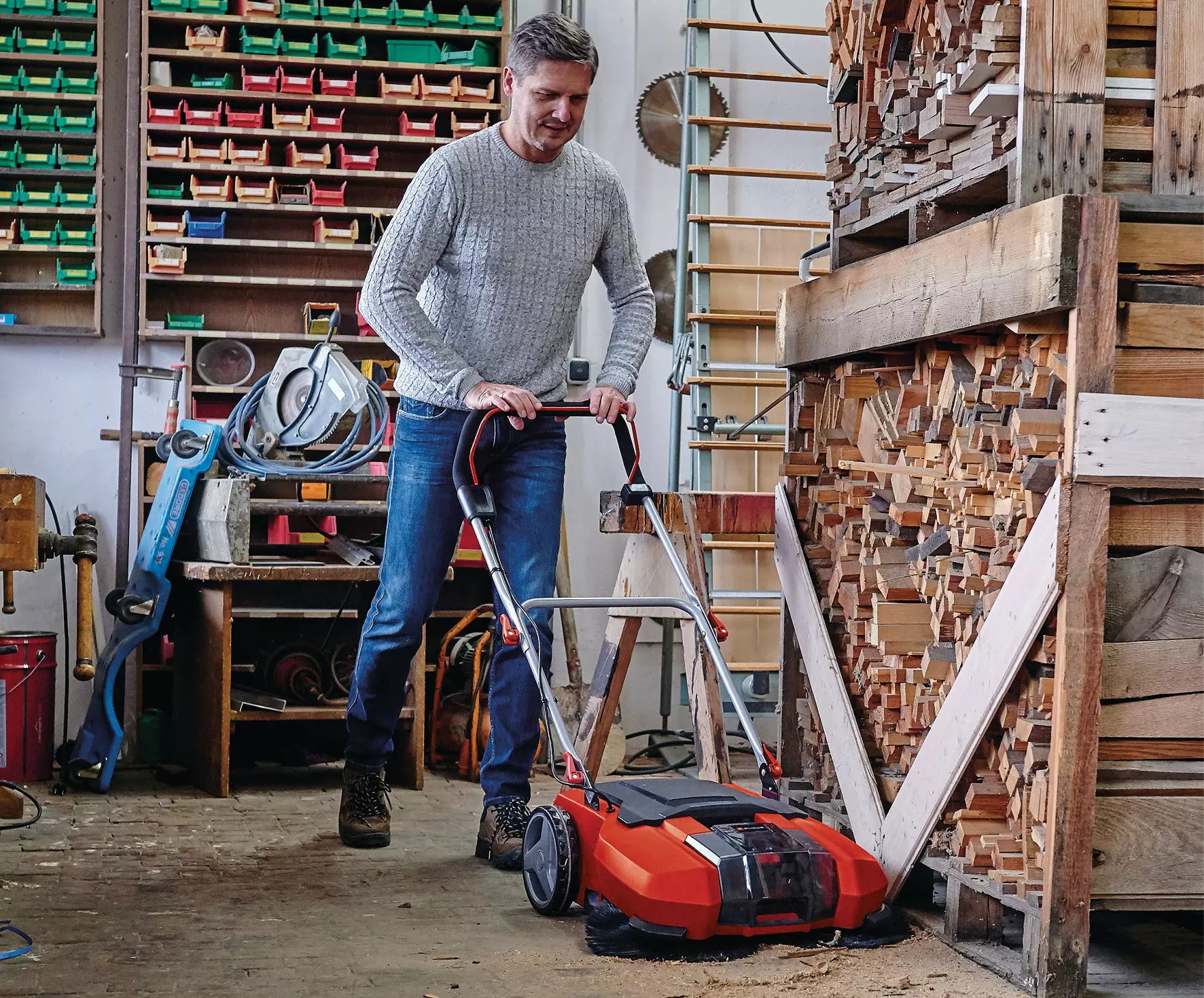 einhell-expert-cordless-push-sweeper-2352045-example_usage-001
