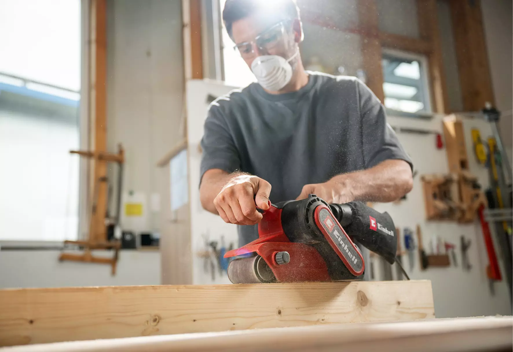 einhell-classic-belt-sander-4466265-example_usage-001