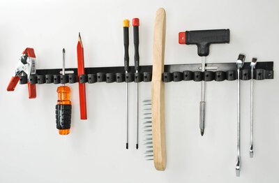 Werkzeughalter mit 24 Plastik-Klemmen, 20 Stück im Display
