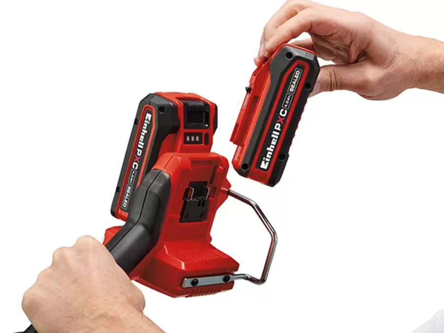 Einhell GE-CT 36/35 Li BL-Solo Akülü Kenar Kesme Makinesine iki akü takılır (Twin-Pack sistemi).