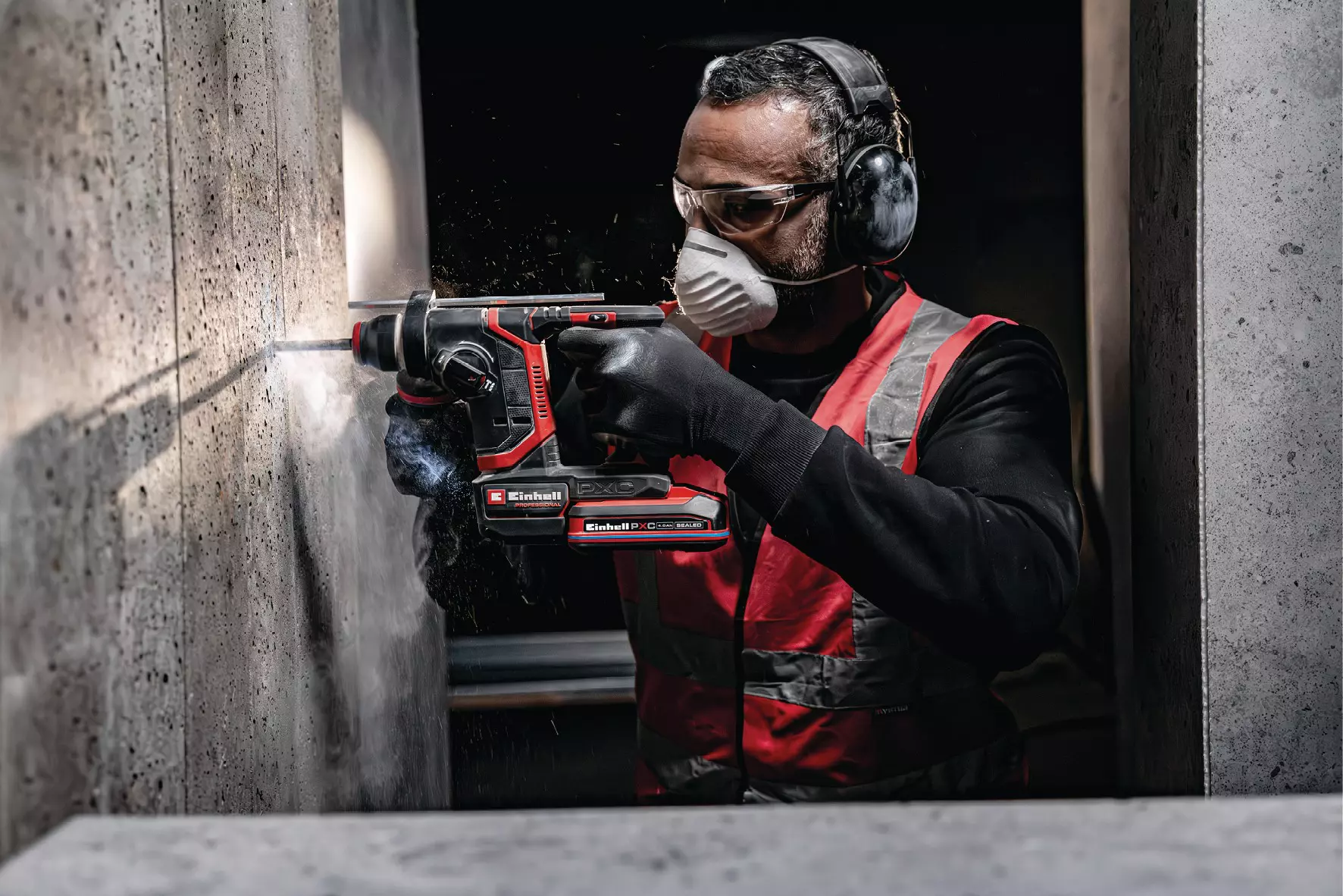 einhell-professional-cordless-rotary-hammer-4514415-example_usage-001