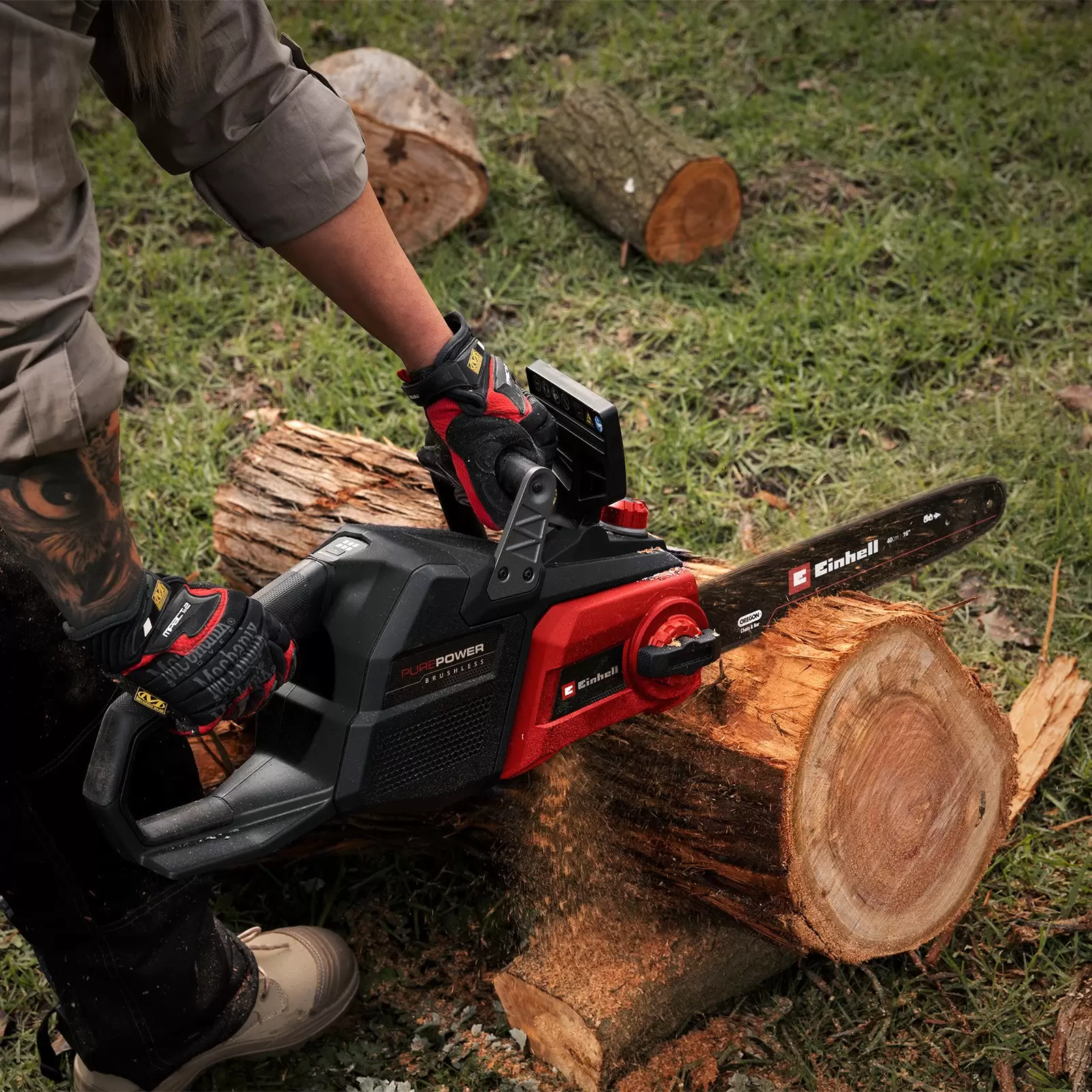 einhell-professional-cordless-chain-saw-3001456-example_usage-001