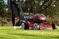 ozito-cordless-lawn-mower-3000789-example_usage-103