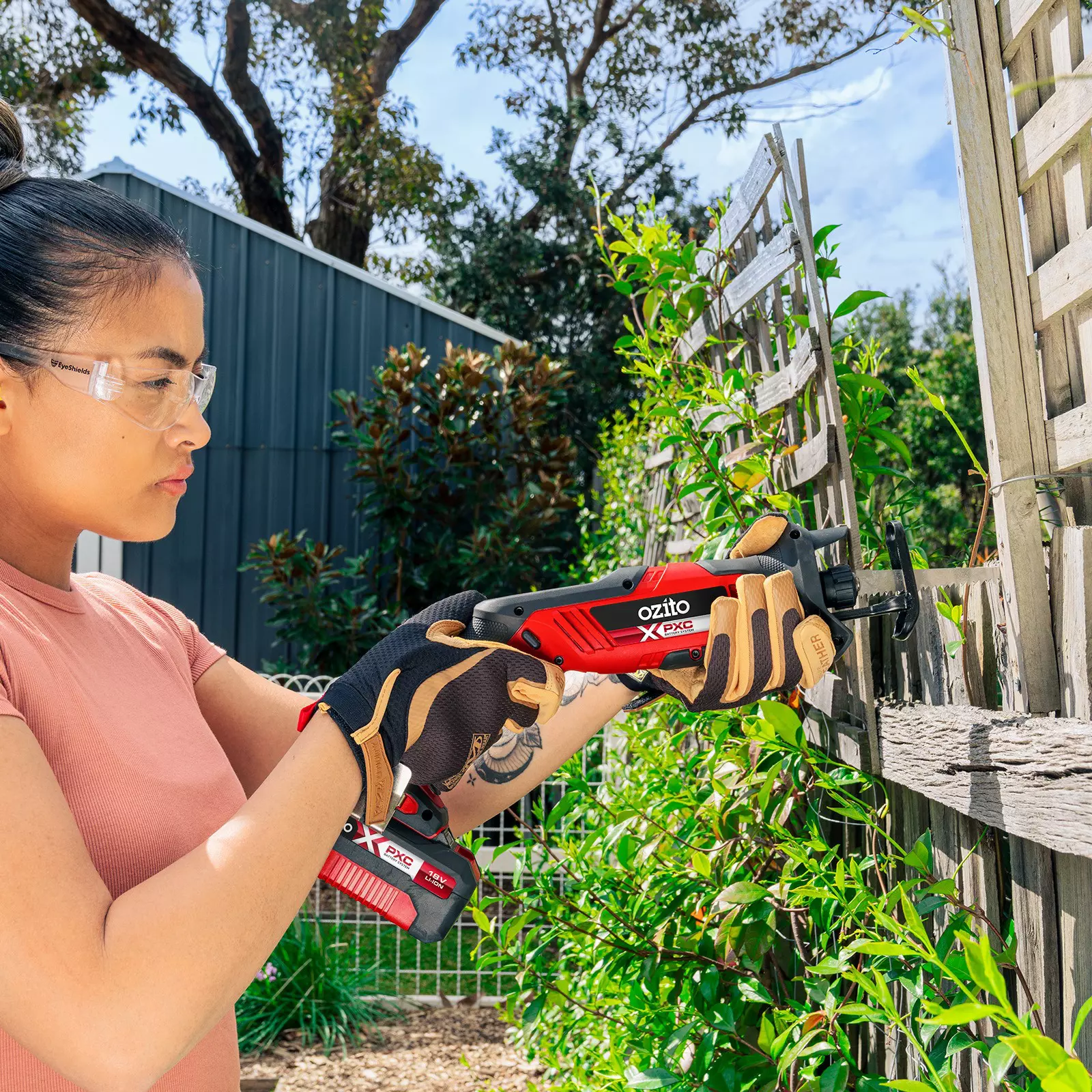 ozito-cordless-all-purpose-saw-3001270-example_usage-102