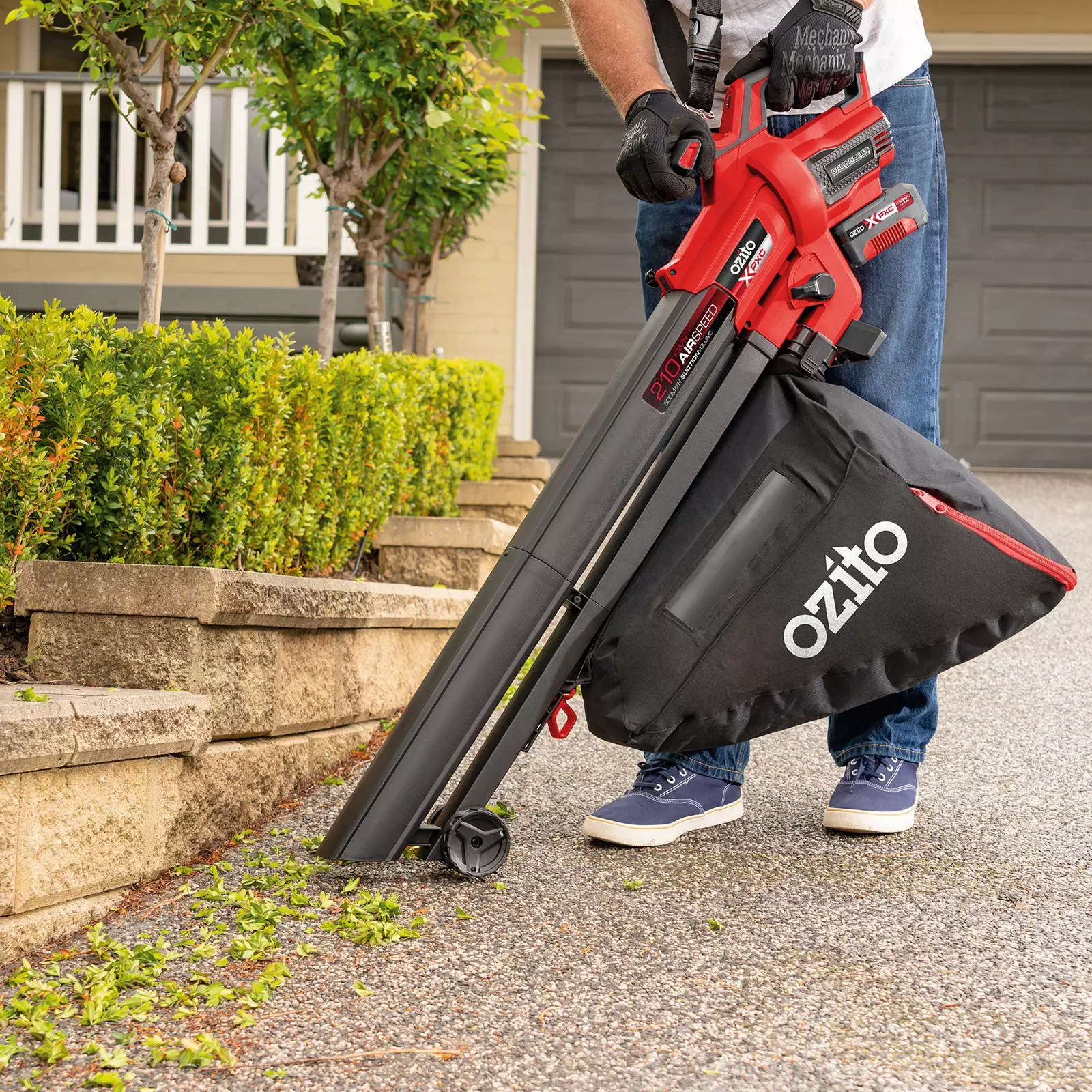 ozito-cordless-leaf-vacuum-3001188-example_usage-102