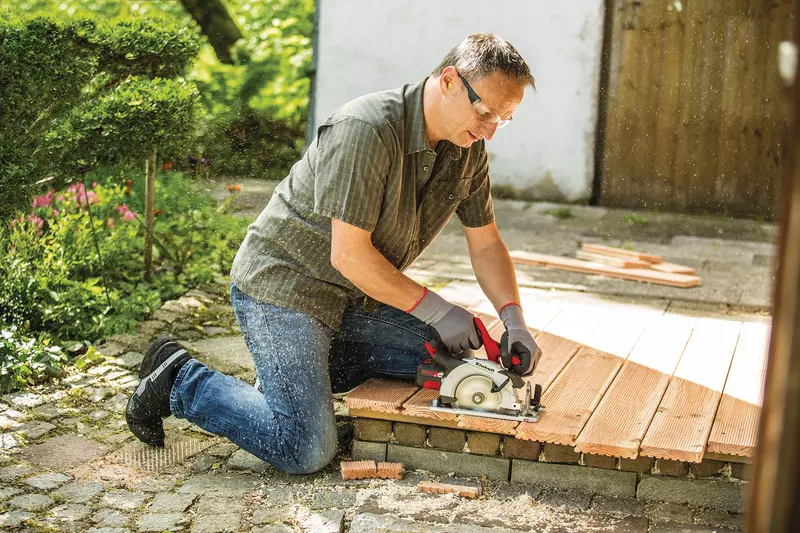 einhell-classic-cordless-circular-saw-4514086-example_usage-001