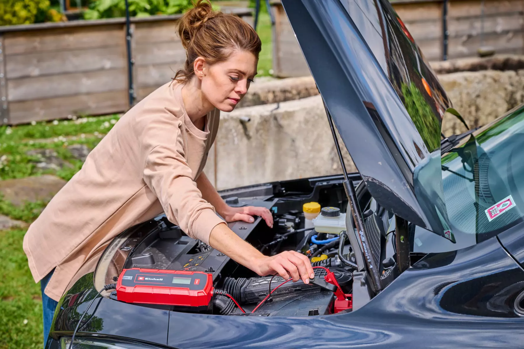 einhell-car-expert-battery-charger-1002251-example_usage-001