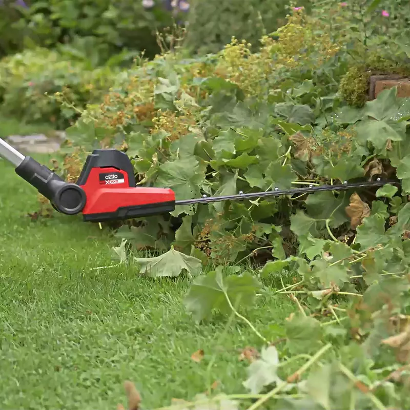 ozito-cl-telescopic-hedge-trimmer-3001006-example_usage-103