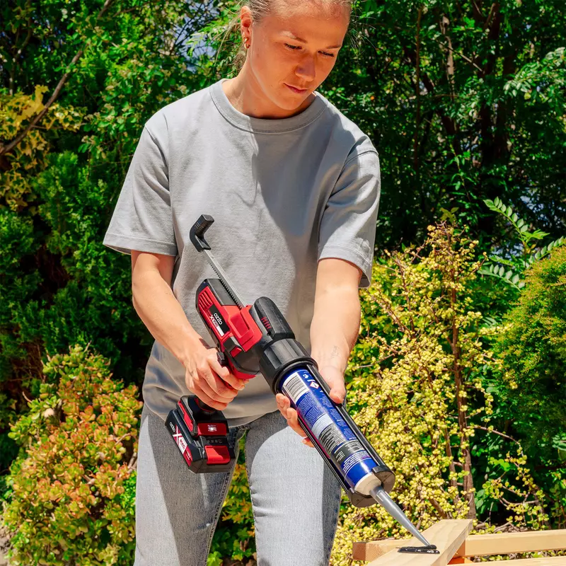 ozito-cordless-sealing-gun-3001285-example_usage-105