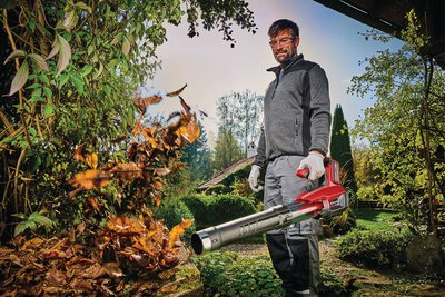 einhell-professional-cordless-leaf-blower-3433555-example_usage-101