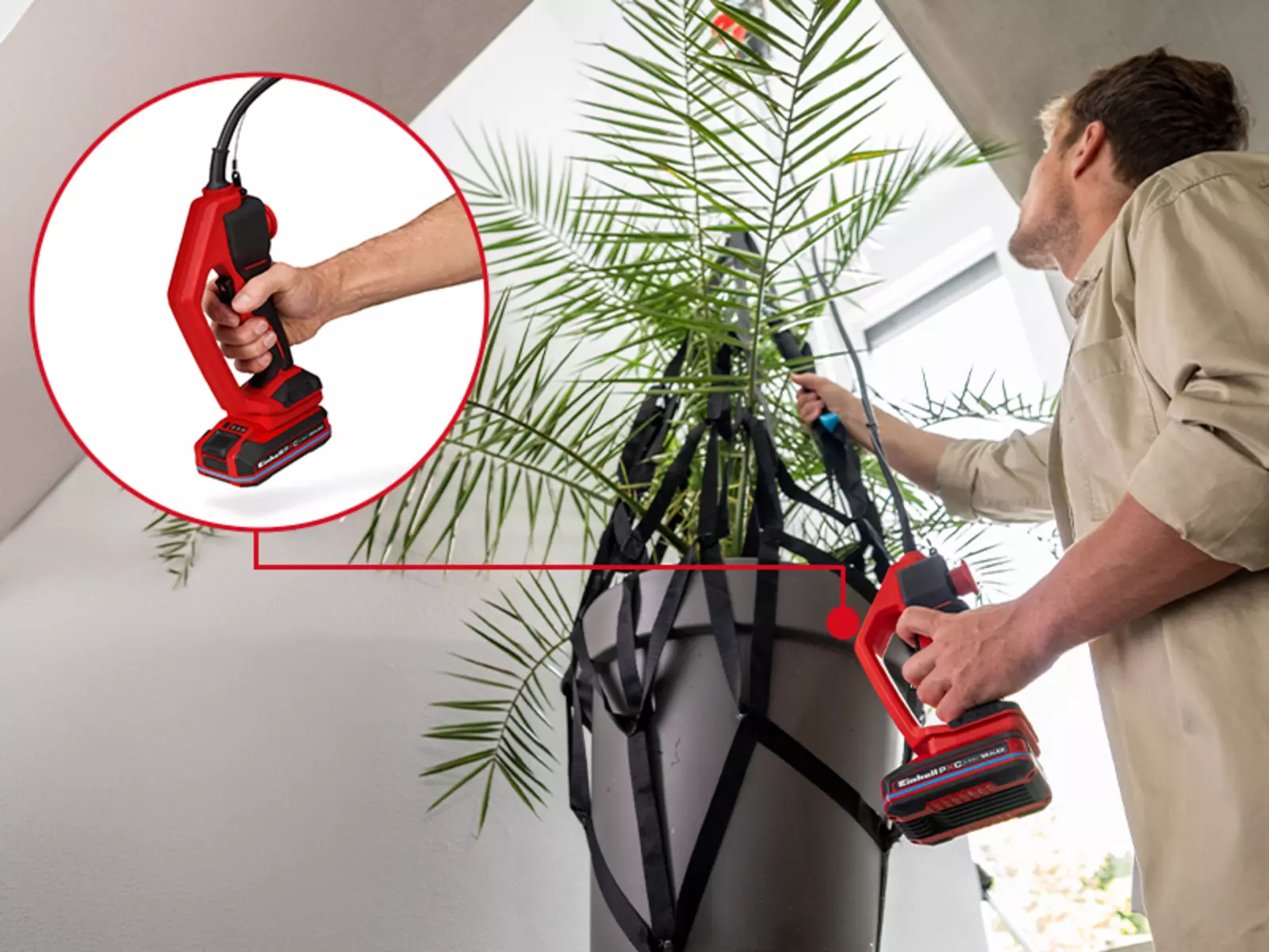 Einhell akülü halatlı vinç TE-EH 18/250 Li BL, ergonomik tutma kolu ve salınımlı anahtar ile bir bitkiyi kaldırırken kontrol edilir.