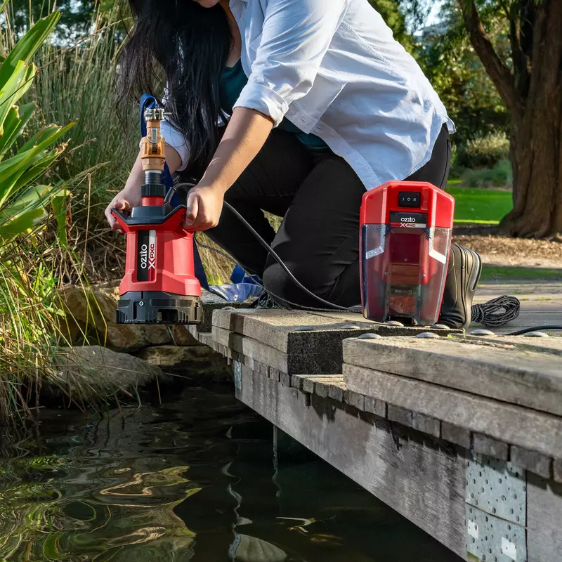 ozito-cordless-dirt-water-pump-3001095-example_usage-102