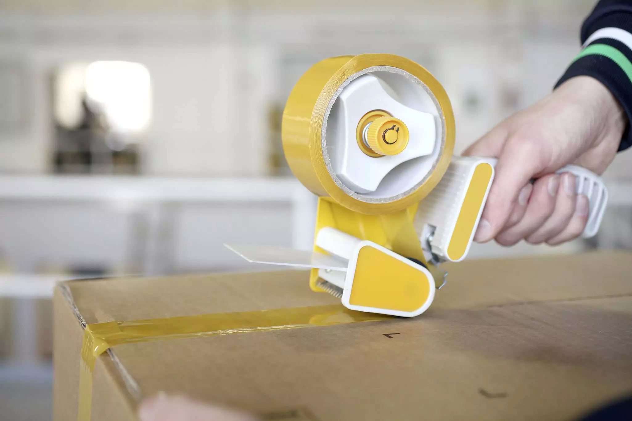 kraftixx-packing-tape-dispenser-49952590-example_usage-201