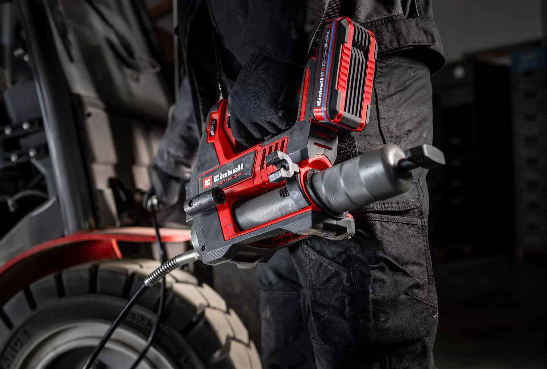 einhell-professional-cordless-grease-gun-4522300-example_usage-001