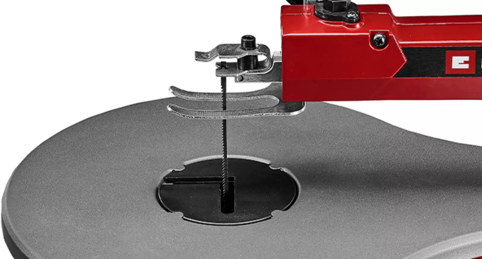 Primer plano del dispositivo de sujeción para la hoja de sierra de la sierra de marquetería Einhell TC-SS 406 E.