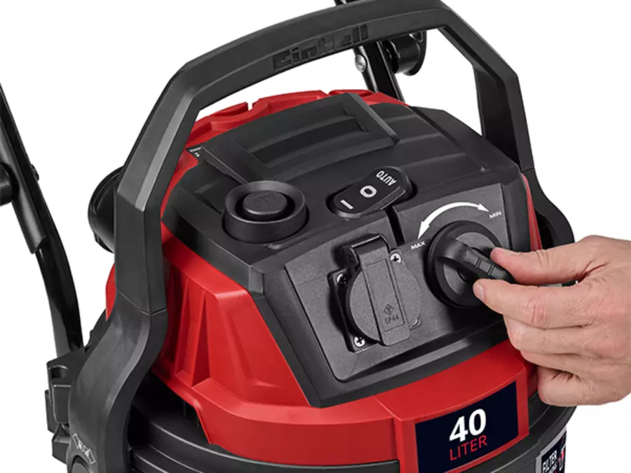 A user sets the suction capacity of the Einhell wet/dry vacuum cleaner TE-VC 3080 SACL with the rotary switch.
