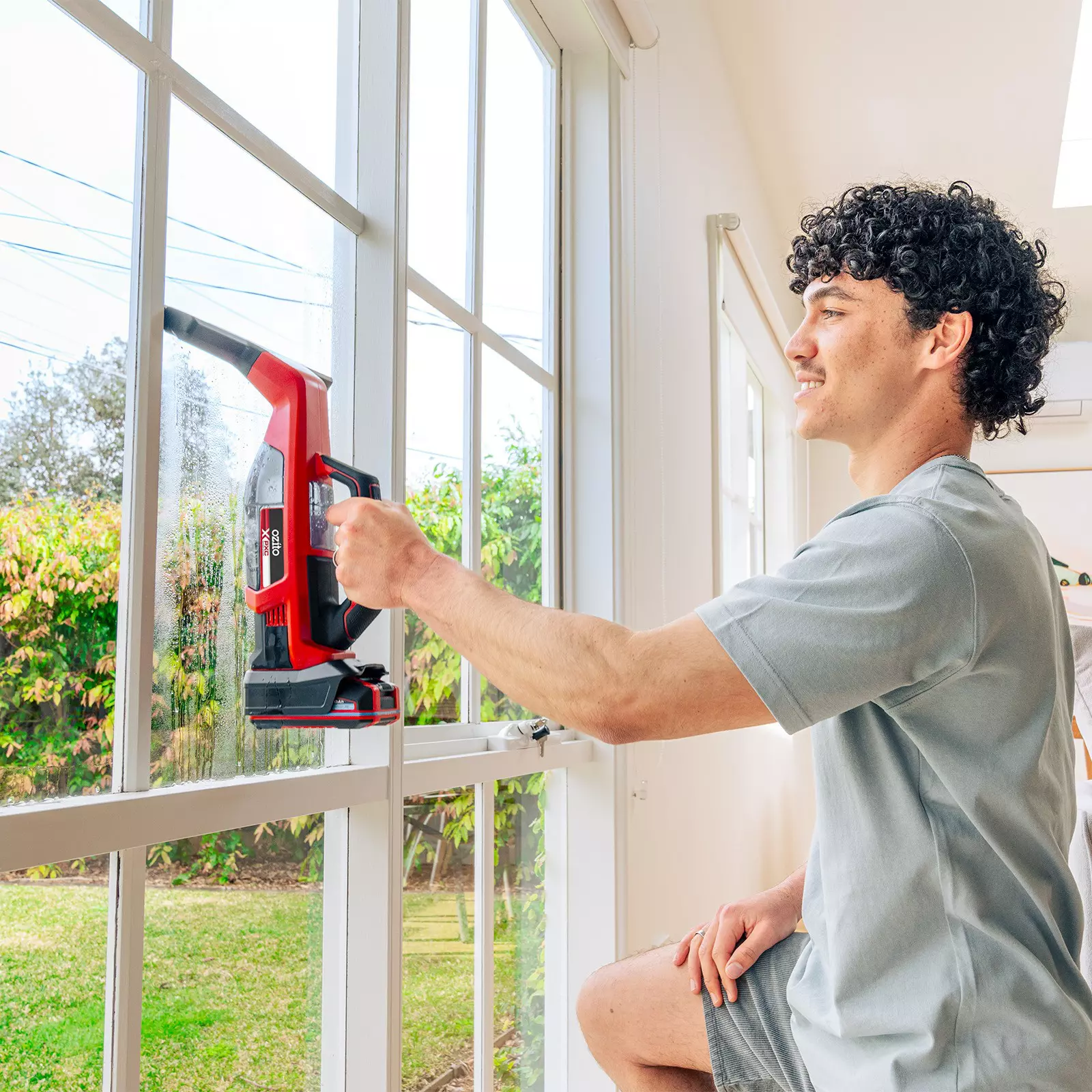 ozito-cordless-window-cleaner-3001269-example_usage-101