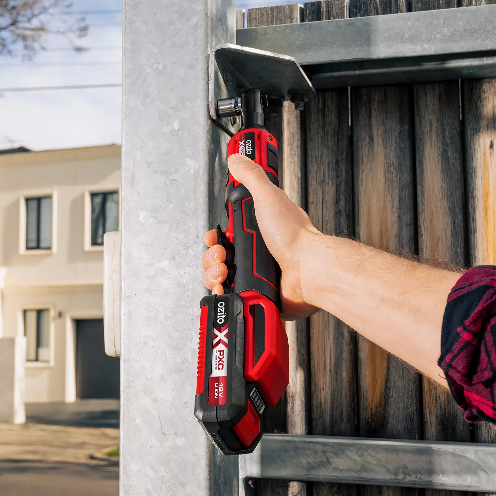 ozito-cordless-ratchet-wrench-3001441-example_usage-104