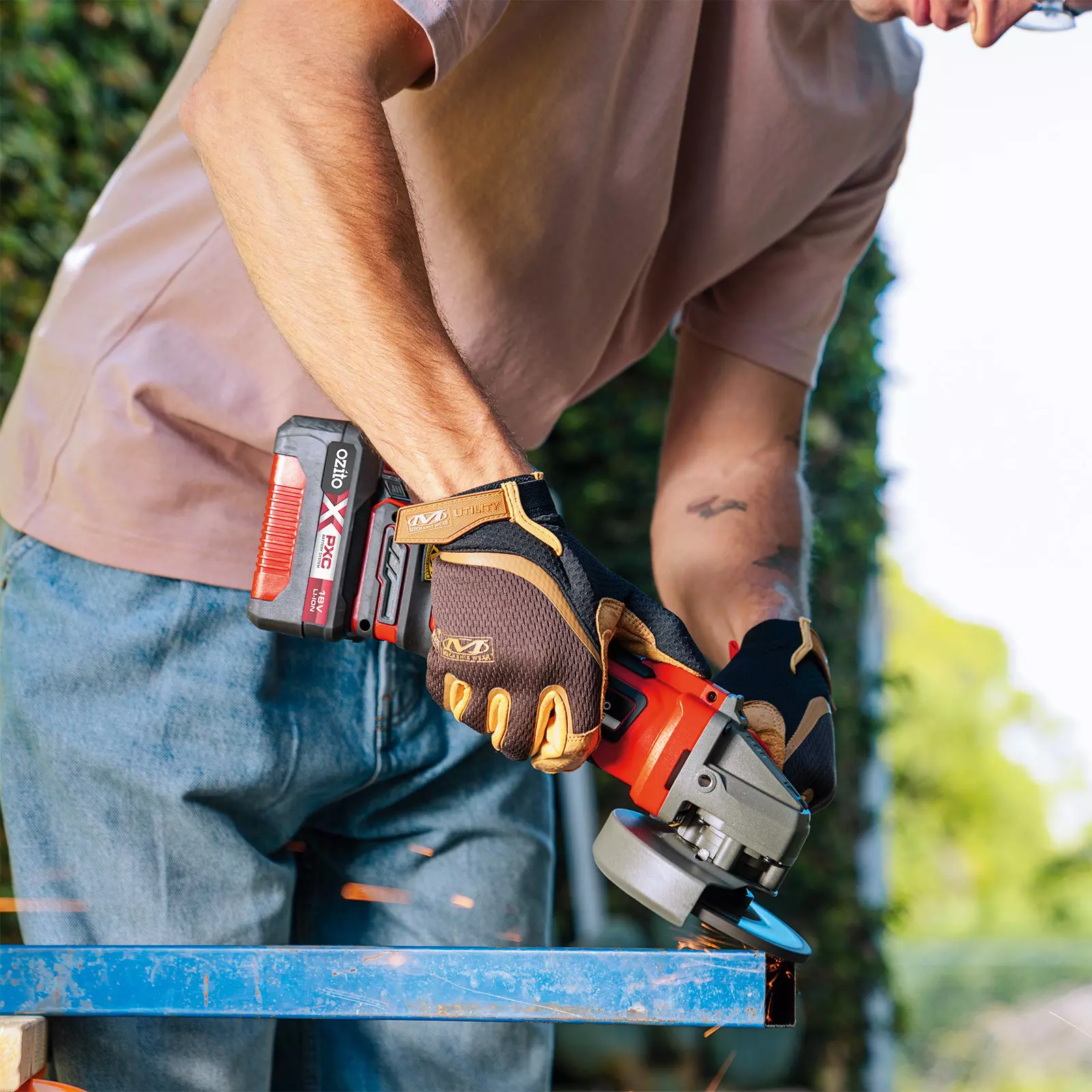 ozito-cordless-angle-grinder-3001272-example_usage-102