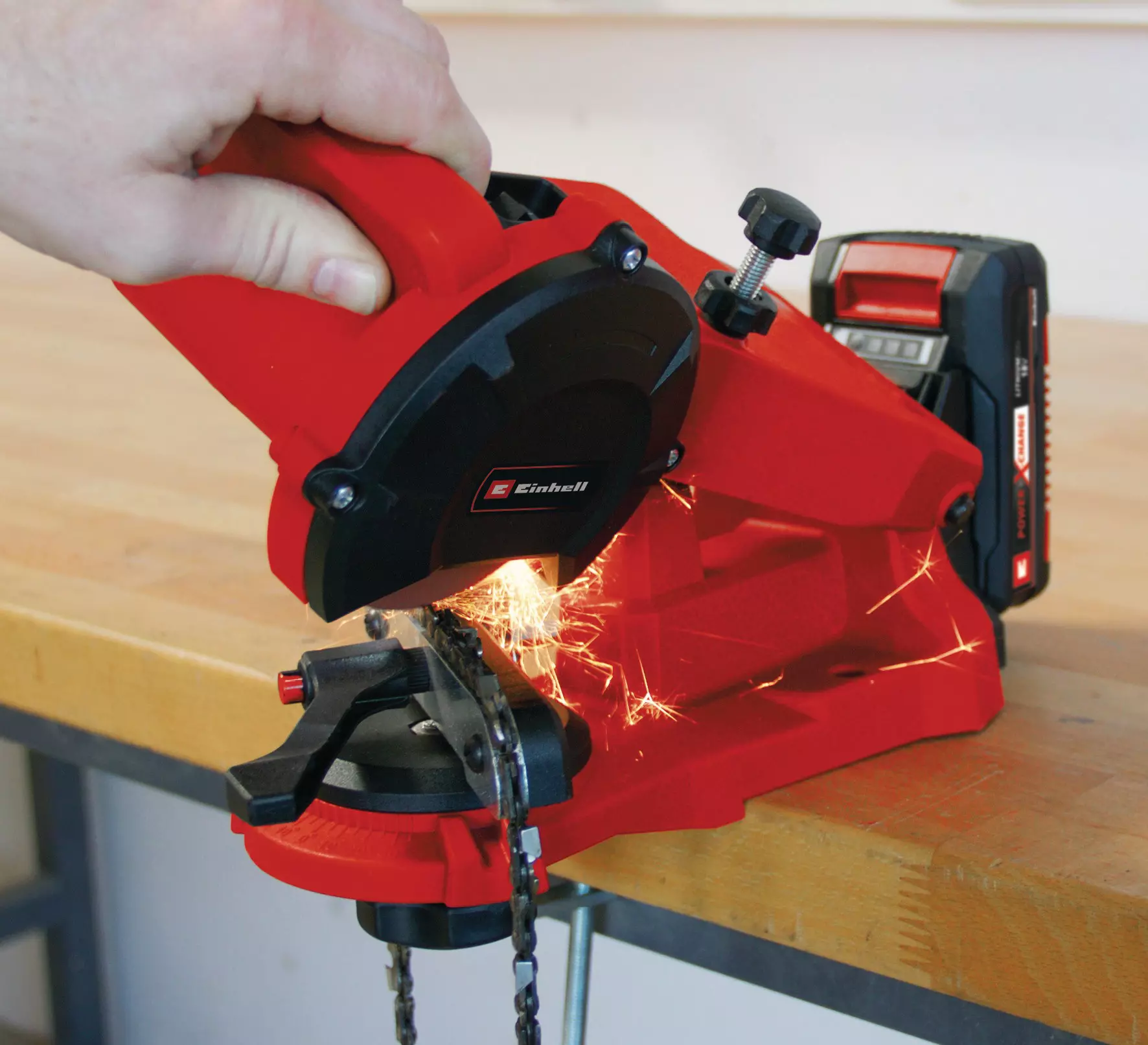 einhell-expert-cordless-chain-sharpener-4499940-example_usage-001