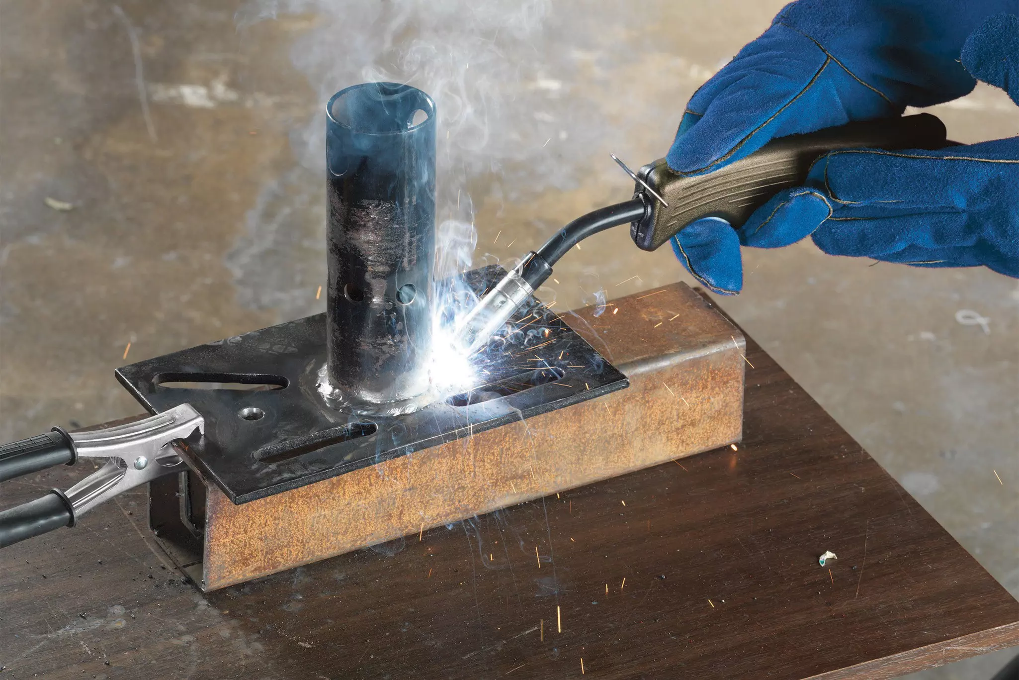 ozito-flux-cored-welding-machine-3000788-example_usage-103