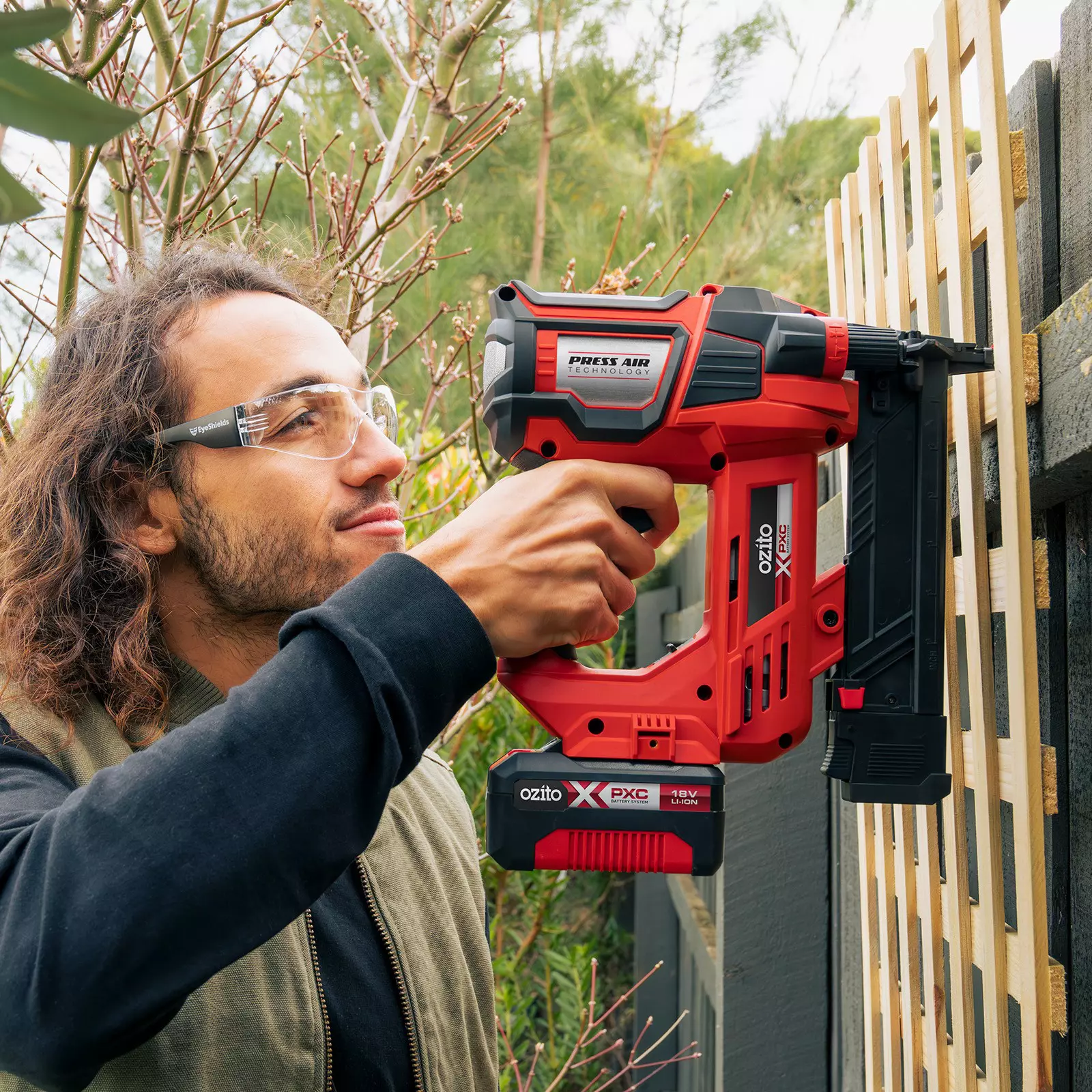 ozito-cordless-tacker-3001229-example_usage-102