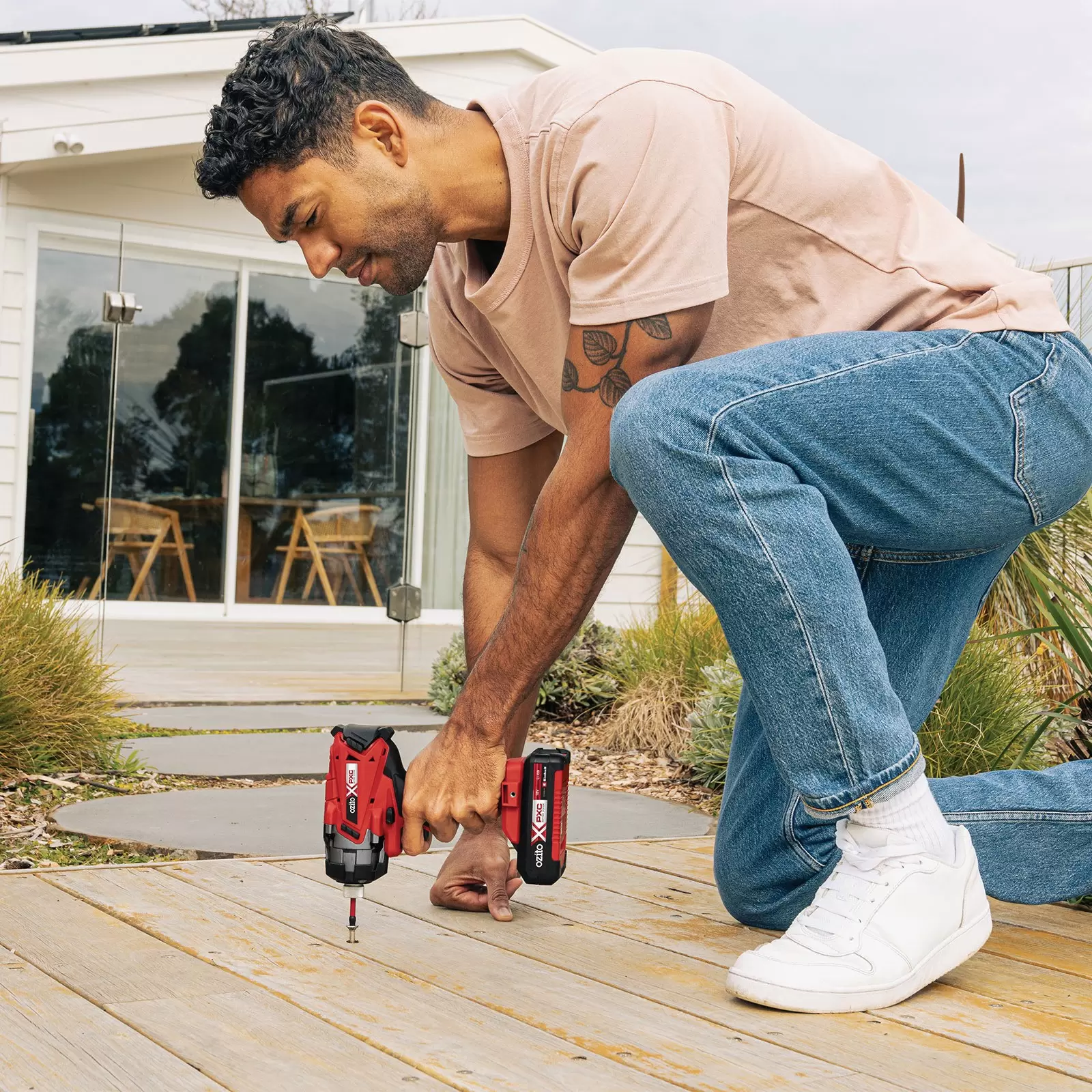ozito-power-tool-kit-3001436-example_usage-102