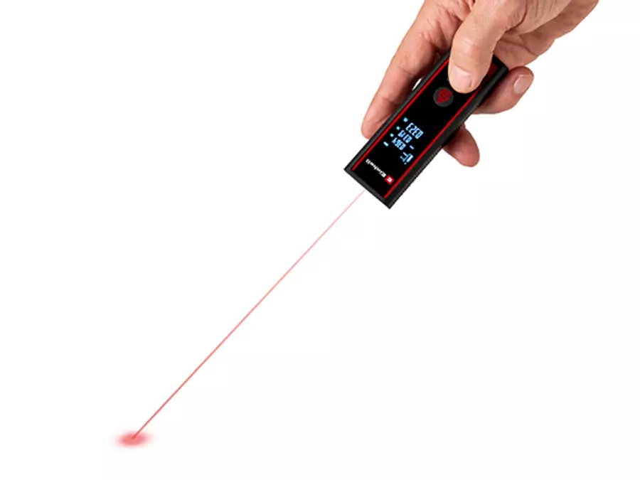 Um feixe de laser vermelho mostra a medição de distância com o Einhell medidor de distância a laser TC-LD 40 R sobre um fundo branco.