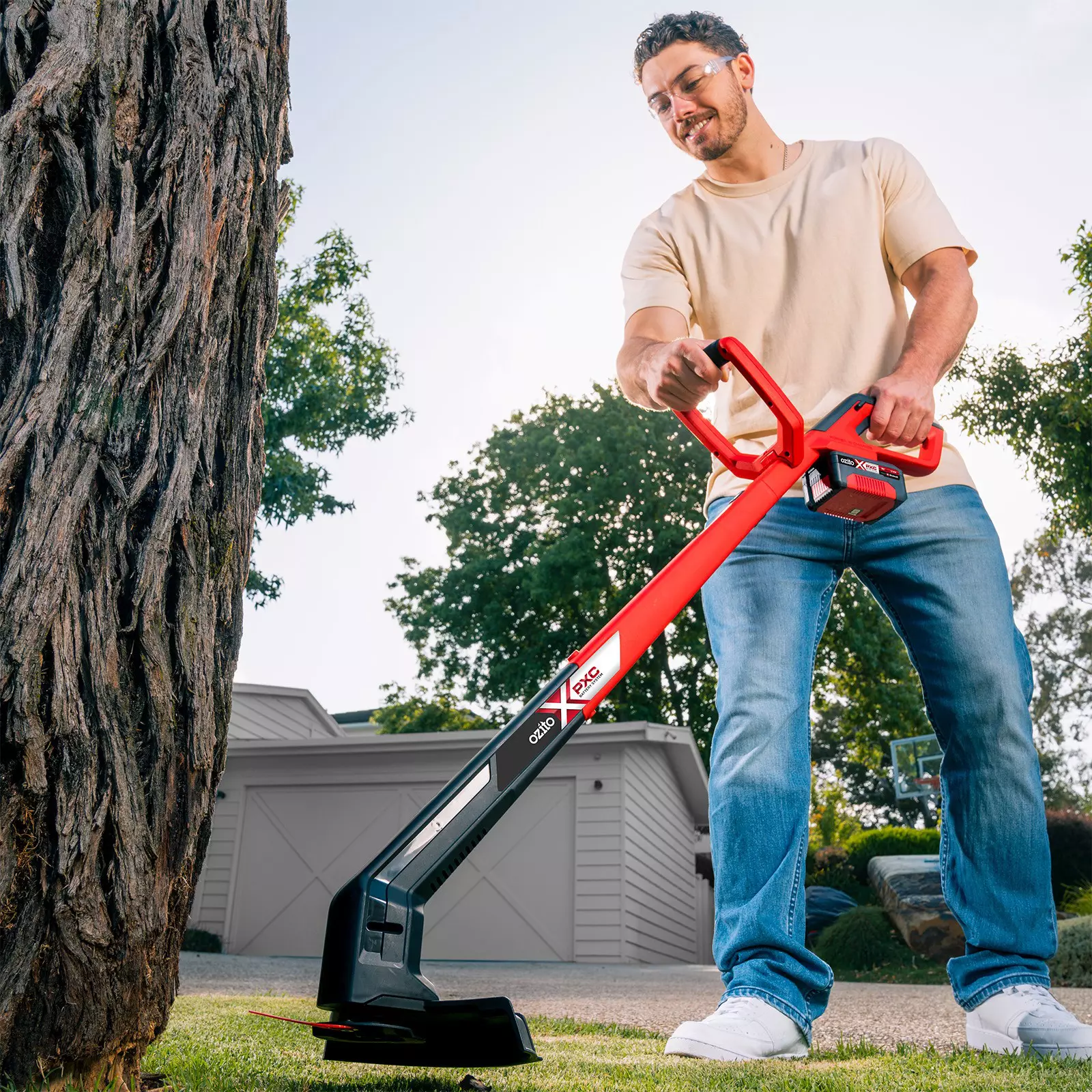 ozito-cordless-lawn-mower-3001397-example_usage-103