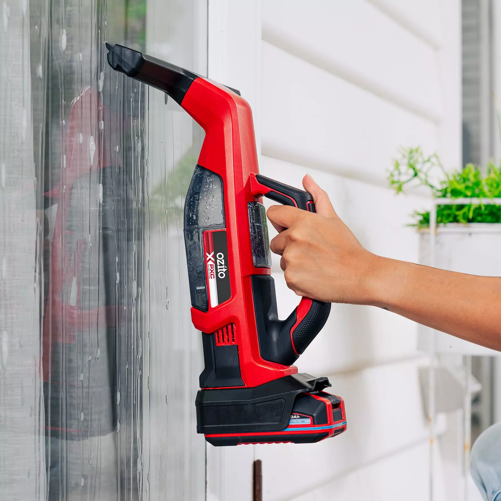 ozito-cordless-window-cleaner-3001269-example_usage-103