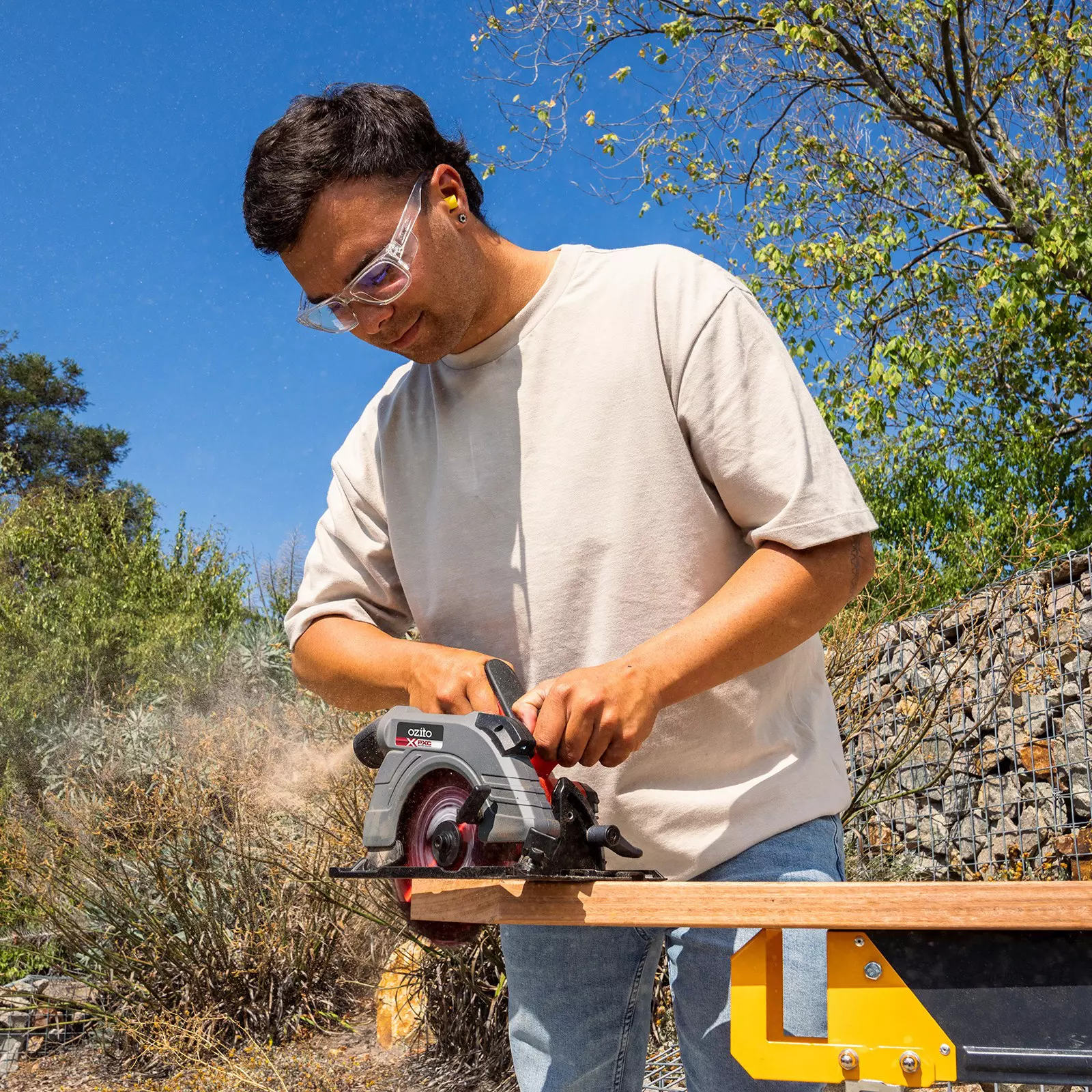 ozito-cordless-circular-saw-3000558-example_usage-101