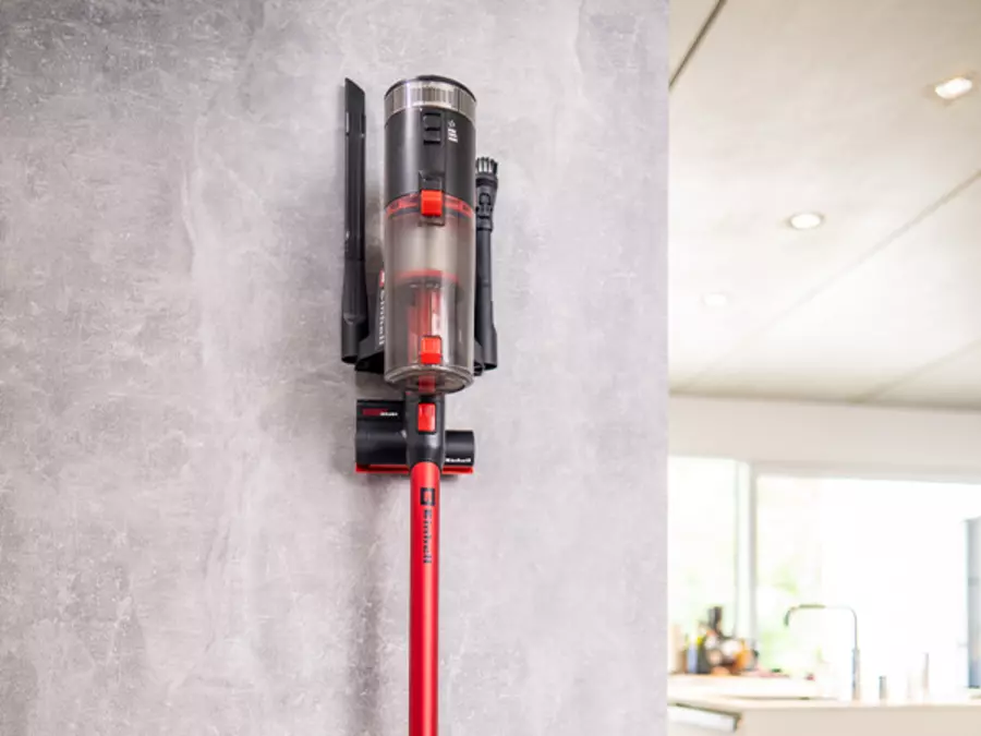Der Einhell Akku-Stielstaubsauger TE-SV 18/270 Li BL-Solo platzsparend an einer Wandhalterung befestigt.
