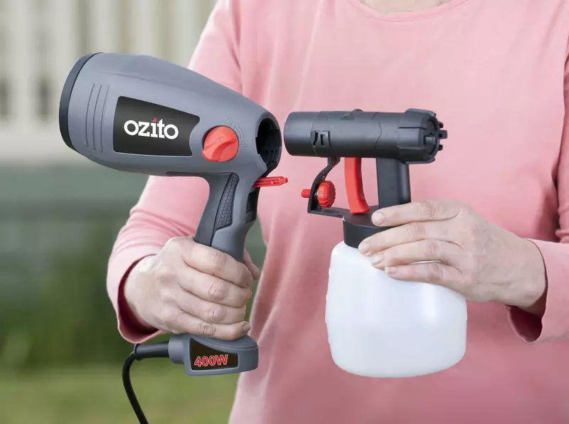 ozito-paint-sprayer-4260007-example_usage-102