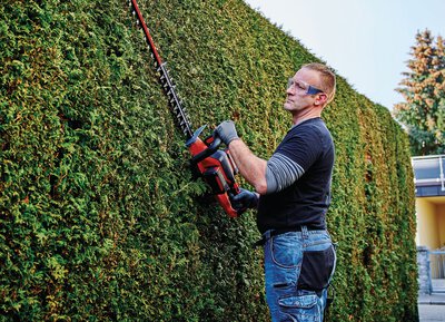 einhell-expert-cordless-hedge-trimmer-3410960-example_usage-101