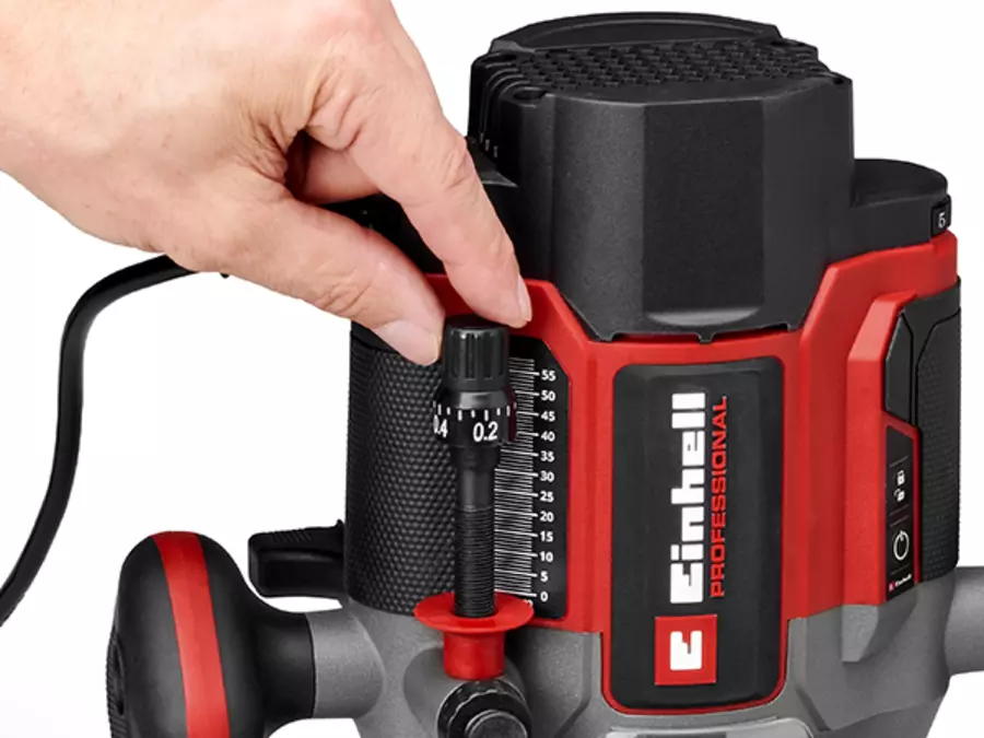 Detailed view of the Einhell TP-RO 1400 E router with hand on the scale for adjusting the milling depth.