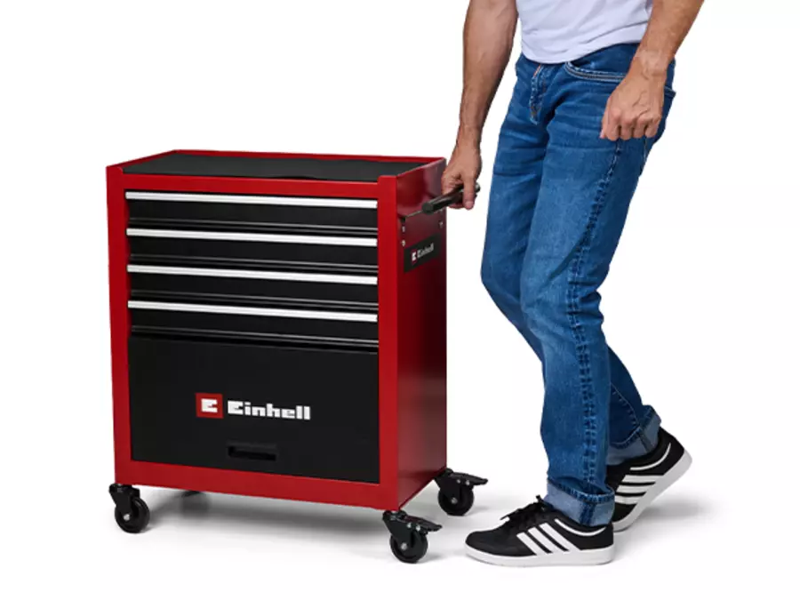 Eine Person zieht den Einhell Werkstattwagen TC-TW 100 am seitlichen Schiebegriff.
