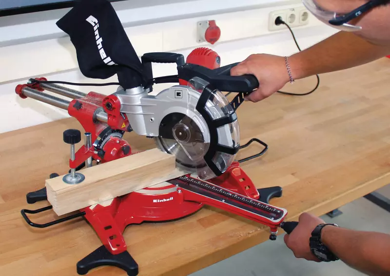 einhell-classic-sliding-mitre-saw-4300835-example_usage-001