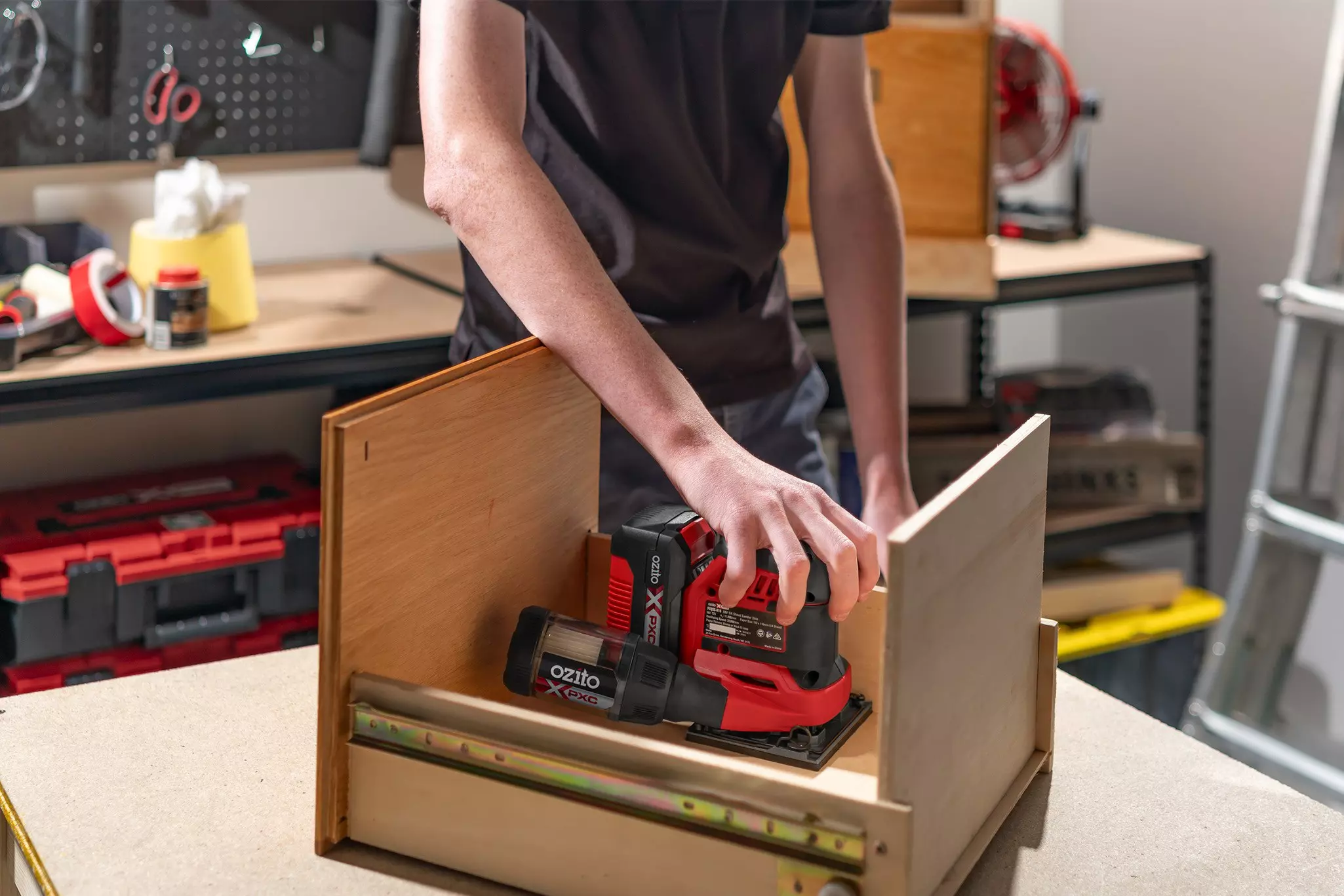 ozito-cordless-palm-sander-3001071-example_usage-102